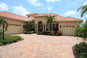 Floridian home with large driveway.