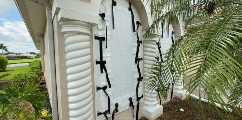 Storm Smart Storm Smart Deployable Strap and Buckle white screen and black straps